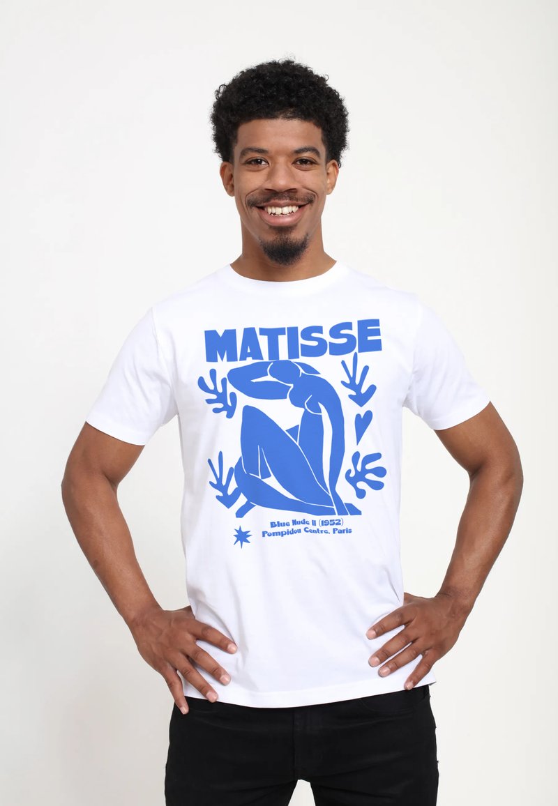 Bílý bavlněný tričko má výrazný modrý grafický design sedící postavy, stylizovaných rukou a textu "MATISSE". Krátké rukávy, kulatý výstřih.