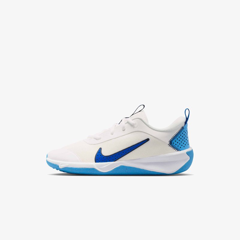 Λευκό και μπλε αθλητικό παπούτσι με επάνω μέρος από δίχτυ, μπλε λογότυπο Nike, μπλε σόλα και θηλιά στη φτέρνα.