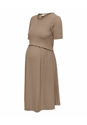 Beige ribbestrikket graviditetskjole med korte ermer, rund halsutringning og lagdelt topp over et samlet skjørt.