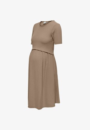 Beige ribbestrikket graviditetskjole med korte ermer, rund halsutringning og lagdelt topp over et samlet skjørt.
