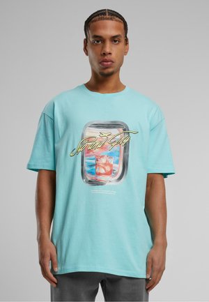 Turkis bomulds T-shirt med et grafisk print af en drink og skyer i en vinduesramme, med korte ærmer og rund halsudskæring.