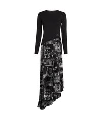 Rochie lungă, cu mâneci, de culoare neagră, cu tiv asimetric. Partea de sus are țesătură solidă, în timp ce fusta prezintă schițe arhitecturale albe pe fundal negru.
