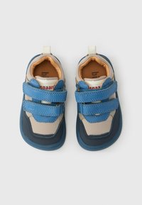 Παπούτσια για νήπια σε μπλε και αποχρώσεις ταούπε, με υφή στο πάνω μέρος, αντίθετες σκούρες μπλε λεπτομέρειες και ρυθμιζόμενες λουριά με βέλκρο. Στρογγυλερή μύτη και επενδυμένο εσωτερικό.