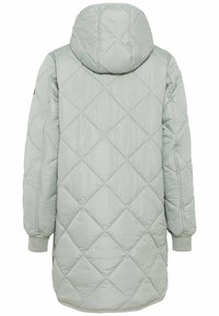 Manteau matelassé gris clair présentant une capuche, un motif en losanges, des poignets côtelés et une silhouette plus longue pour une couverture supplémentaire.
