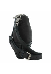 Borsa in pelle nera con una texture morbida, forma arrotondata compatta, tracolla regolabile, dettagli in metallo argentato e cuciture sottili.