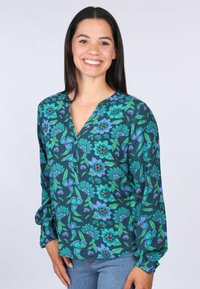Blumenbluse in Dunkelblau mit lebhaften grünen und blauen Blumen, leichtes Material, lange Ärmel und ein Ausschnittkragen-Design.