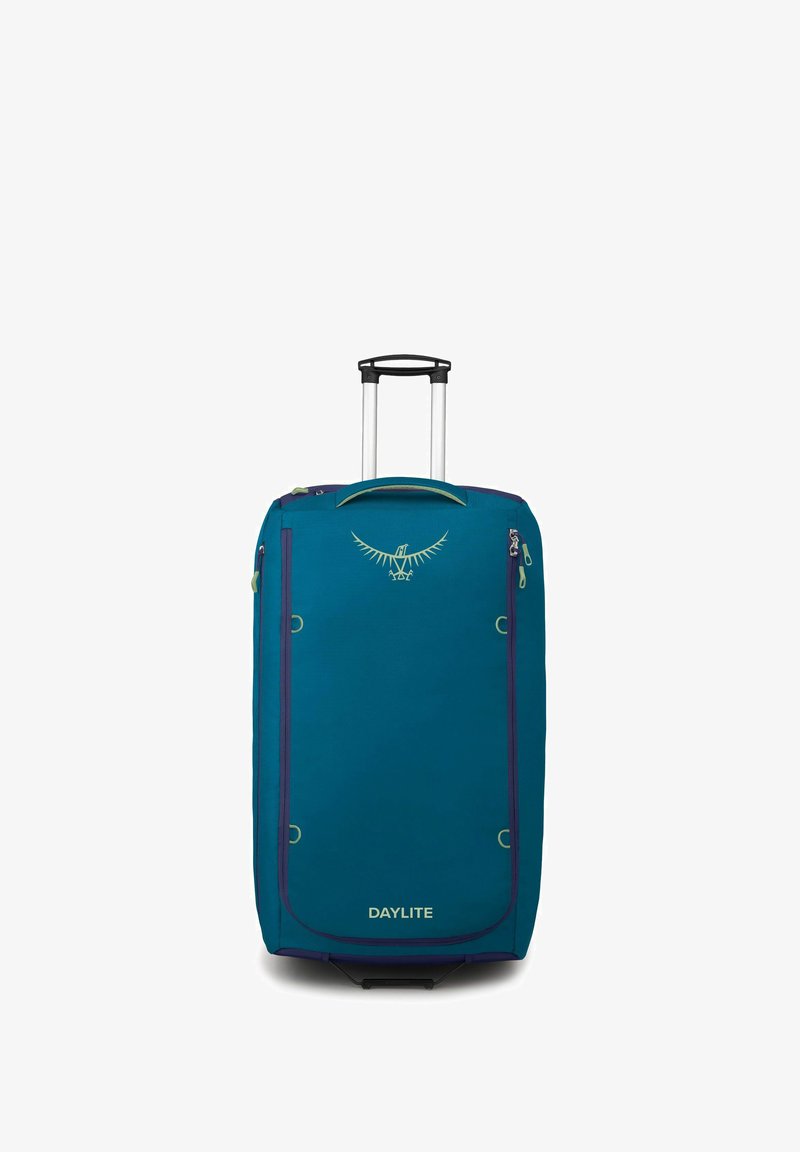 Maleta con tela en color teal y acentos morados, un mango extensible plateado y un logo en la parte frontal. Presenta cremalleras y lazos laterales.