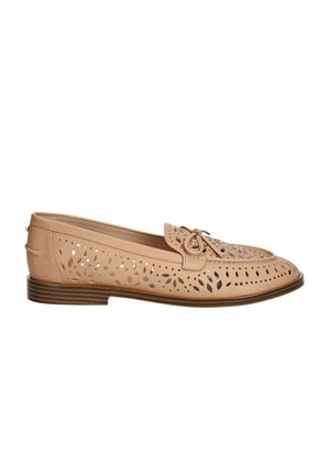 Mocassino basso in pelle beige con motivi floreali decorativi tagliati al laser, un piccolo fiocco sulla parte superiore e un tacco basso impilato in legno.