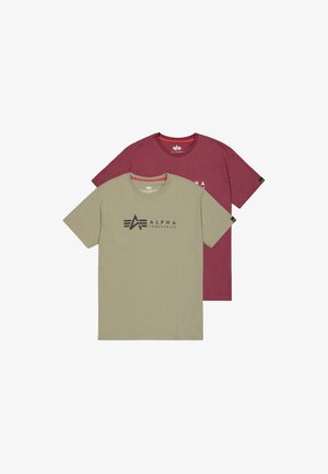 Due t-shirt: una verde oliva con logo nero e una bordeaux con logo bianco. Entrambe hanno il collo rotondo e maniche corte.
