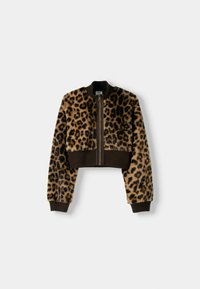 Giacca bomber cropped in stampa leopardata con texture morbida in pelliccia sintetica, polsi e orlo a coste marroni, e chiusura frontale con zip.