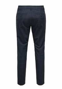 Pantalones de cuadros azul marino con corte ajustado, que cuentan con dos bolsillos traseros, bragueta con cremallera y una textura sutil en toda la tela.