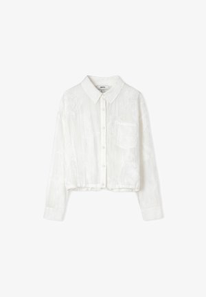 Weißes langärmliges Hemd mit Knöpfen, einem Kragen und einer Fronttasche, das ein dezentes, floral besticktes Muster und einen leicht strukturierten Stoff aufweist.