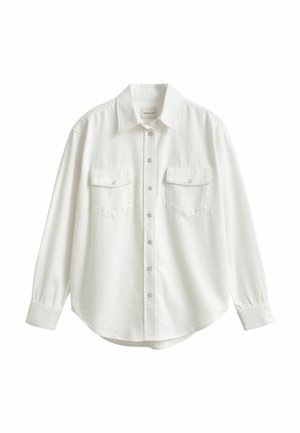 Weißes langärmliges Hemd mit durchgehender Knopfleiste, zwei aufgesetzten Taschen mit Klappen vorne und klassischem Kragen, dargestellt vor einem einfarbigen Hintergrund.