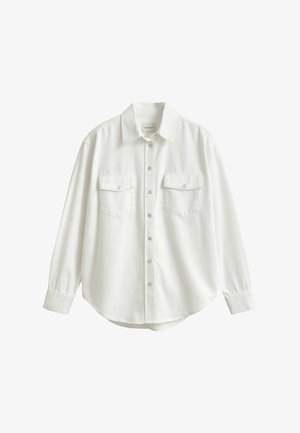 Weißes langärmliges Hemd mit durchgehender Knopfleiste, zwei aufgesetzten Taschen mit Klappen vorne und klassischem Kragen, dargestellt vor einem einfarbigen Hintergrund.