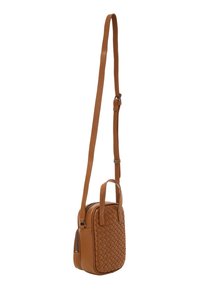 Borsa a tracolla in pelle intrecciata marrone con forma rettangolare, tracolla regolabile e manico superiore. Caratterizzata da una tasca laterale con zip.