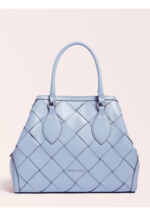 Jasnoniebieska skórzana torebka z pikowanym wzorem w romby, dwoma uchwytami oraz małym metalowym logo "GUESS LUXE" na środku frontu.