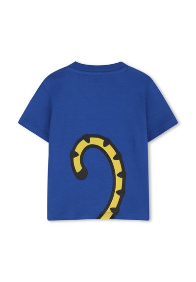 T-shirt bleu à manches courtes pour tout-petit avec un grand motif de queue incurvée jaune et noire au dos.