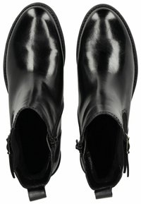 Botas de cuero negro hasta el tobillo con un acabado brillante, cierres de cremallera a los lados y un diseño de punta redonda. Interior totalmente forrado, con mínimos acentos de costura.