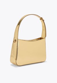 Sac à main métallique doré avec une forme structurée, une texture lisse et une large sangle incurvée. Dispose d'un seul compartiment sans quincaillerie visible.