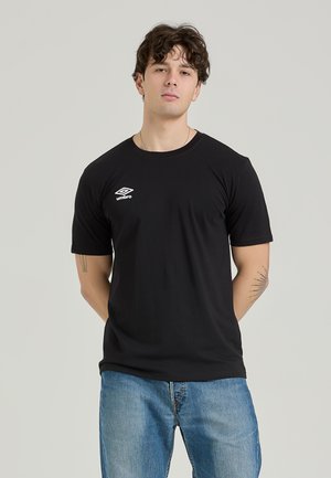 T-shirt in cotone nero con maniche corte, con logo Umbro bianco sulla parte sinistra del petto. Design classico con scollatura rotonda.
