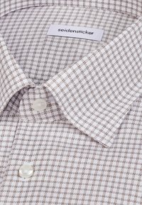 Chemise habillée à col avec motif à carreaux marron, boutons blancs et étiquette "seidensticker" à l'intérieur du col.