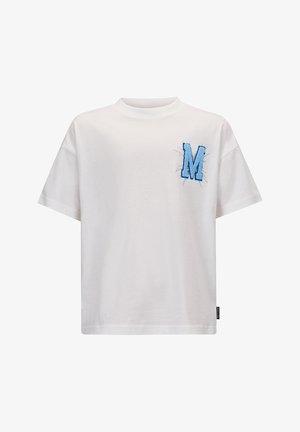 Weißes T-Shirt aus Baumwolle mit rundem Hals, lockerer Passform und einem blauen gestickten Buchstaben "M" auf der linken Brust. Etikett an der unteren linken Seite.