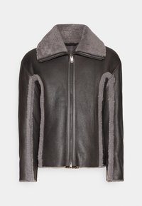 Sort læderjakke med grå shearling-detaljer, stor krave, lynlås foran og unikt ærmedesign med shearling-detaljer.