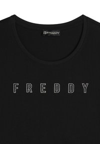T-shirt nera in cotone con scollo rotondo e la parola "FREDDY" ricamata in filo argento a contrasto sul petto.