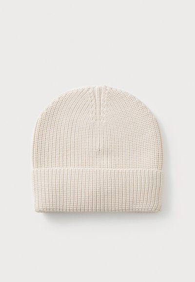 Berretto lavorato a maglia color crema con una consistenza soffice, caratterizzato da un risvolto e un sottile motivo a coste nella parte superiore.