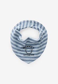 En blå och vit randig bandana bib med en björngrafik och texten "Mammans lilla unge." Mjuk tyg och tryckknappstängning. Trefaldig form.