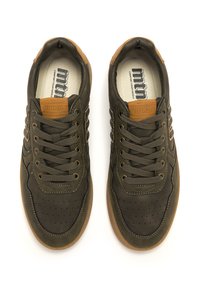 Ein Paar dunkelolivgrüne und braune lässige Sneaker mit Schnürsenkeln und gepolsterten Einlegesohlen, die mit "mtng" gekennzeichnet sind, von oben gezeigt.