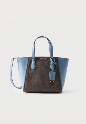 Michael Kors Tragetasche mit dunkelbraunem, strukturiertem Mittelteil, hellblauen Lederseiten, zwei Griffen und abnehmbarem Schulterriemen.