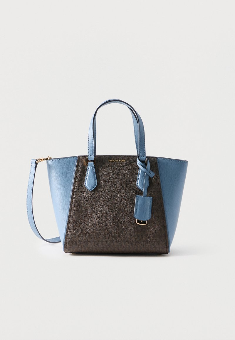 Τσάντα tote Michael Kors με σκοτεινό καφέ υφή στο κέντρο, πλευρές από ανοιχτό μπλε δέρμα, διπλές λαβές και αποσπώμενο ιμάντα ώμου.