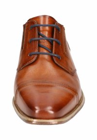 Braune Leder-Oxfordschuhe mit spitzer Schuhspitze, ausgestattet mit schwarzen Schnürsenkeln und einer genähten Sohle. Glatte Oberfläche mit subtiler Eleganz und minimalen Designdetails.