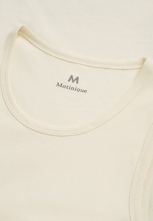Krémový žebrovaný bezramínkový top s kulatým výstřihem a značkovou etikettou "Matinique" vytištěnou uvnitř límce.