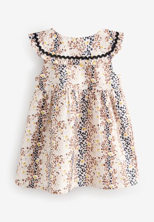 Vestido con estampado floral en beige claro, con cuello con volantes y ribete negro, mangas tipo capa y detalle de falda fruncida.