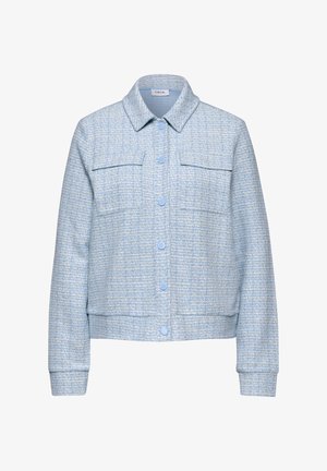 Jasnoniebieska, fakturowana kurtka z kołnierzykiem, zapinana na guziki z przodu, z dwoma kieszeniami na piersi, o lekko skróconym kroju.