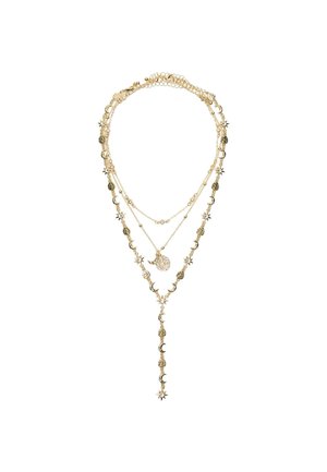 Collier superposé en ton or avec des charms célestes comprenant des étoiles, des lunes et des disques texturés, avec un pendentif long.