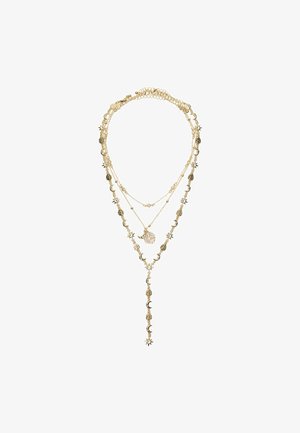 Večplastna ogrlica v zlati barvi z nebesnimi obeski, vključno z zvezdami, lunami in teksturiranimi diski, z dolgim obeskom.
