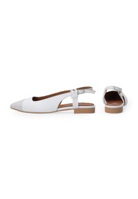 Białe buty typu slingback z ostrym noskiem, górą z gładkiej skóry i jasnobrązową podeszwą. Posiadają pasek wokół kostki z regulowanym zapięciem.