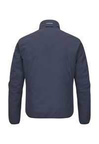 Marineblaue Jacke mit langen Ärmeln, hohem Kragen und glatter Textur. Reflektierende Hardware-Details am Nacken auf der Rückseite.