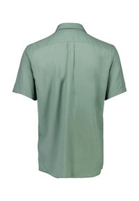 Camicia a maniche corte in tessuto verde chiaro uniforme, con colletto, schiena dritta e una texture liscia. Nessun motivo o accessorio visibile.