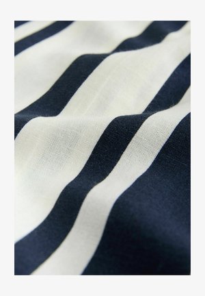 Prugasta tkanina z izmeničnimi temno modrimi in kremnimi črtami, ki prikazuje gladko teksturo z nežnim leskom.