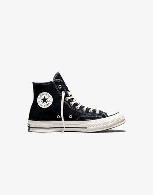 Crna visoka tenisica Converse Chuck Taylor All Star s bijelim vezicama i gumeni potplatom na bijeloj pozadini.