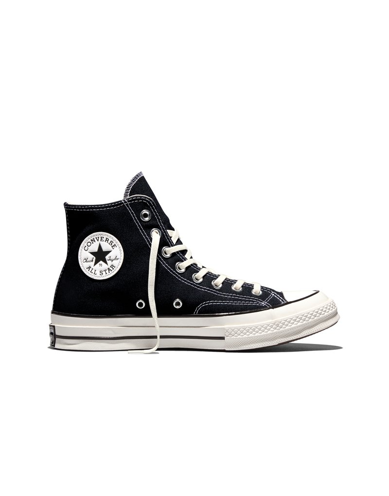 Baskets montantes Converse Chuck Taylor All Star noires avec lacets blancs et semelle en caoutchouc sur fond blanc.