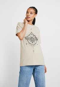 Mister Tee MOTH  - T-shirts print - sand