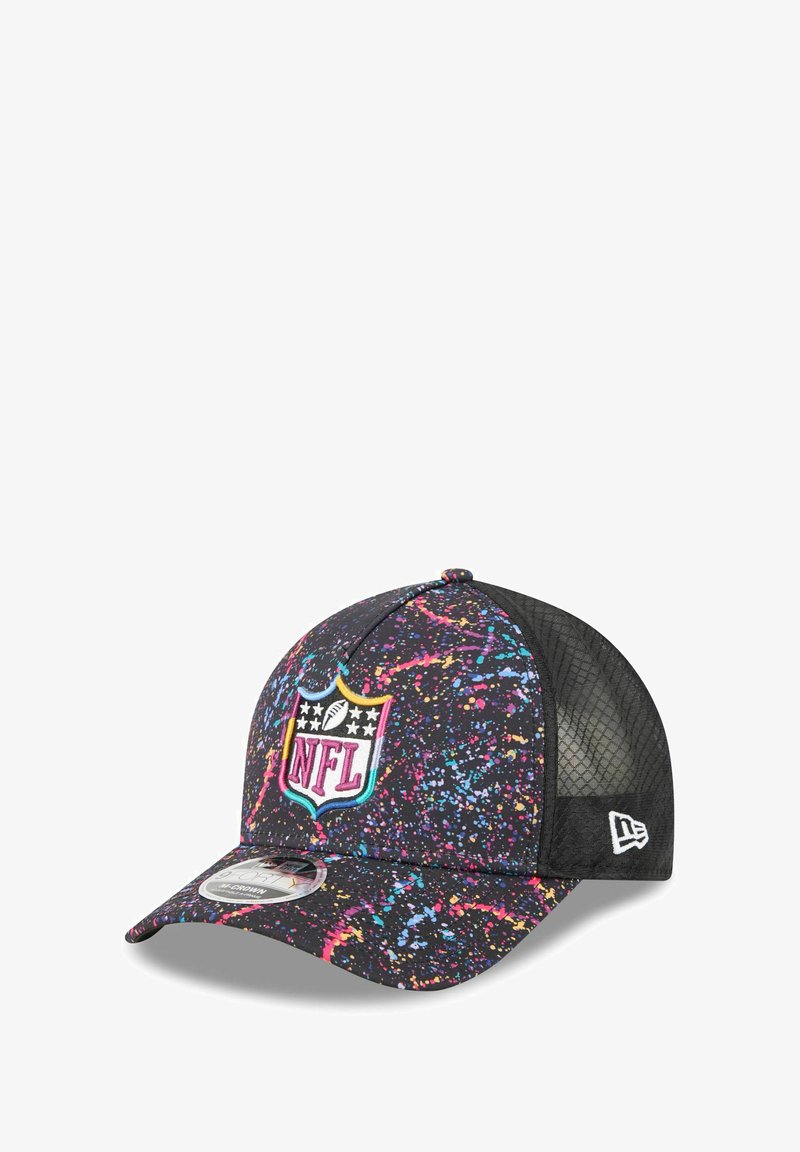 Casquette avec une base noire et un design de éclaboussures colorées, dos en maille, visière courbée et patch logo NFL à l'avant.