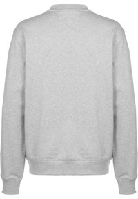 Felpa grigia realizzata in tessuto morbido. Presenta maniche lunghe, una vestibilità rilassata, polsini e bordo inferiore a costine e un semplice scollo girocollo.