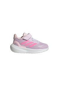 Zapatillas deportivas en tonos púrpura y rosa con una parte superior texturizada, una correa de Velcro y una suela de goma blanca con un patrón estriado.