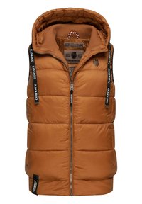 Gilet rembourré orange-brun avec fermeture éclair, capuche attachée et accents noirs arborant des logos de marque. Texture lisse avec motif matelassé.